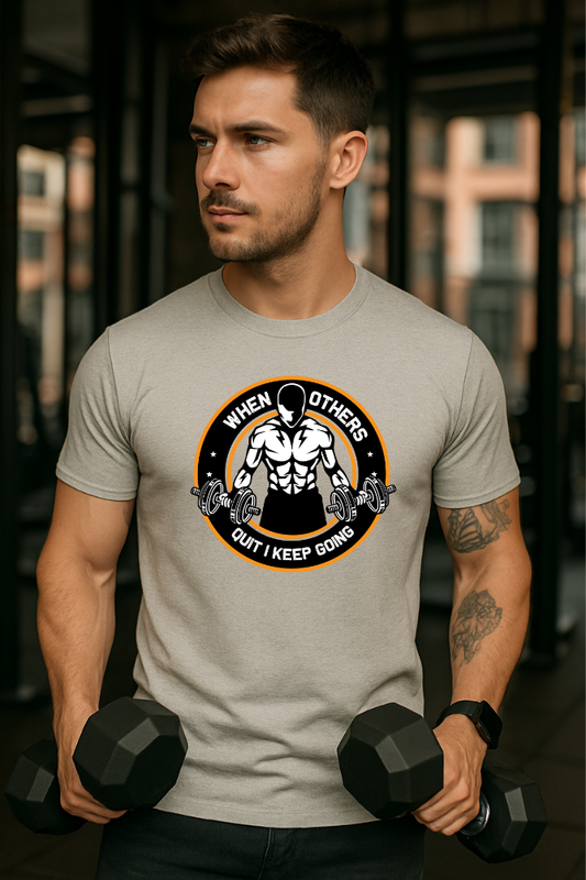 Man in grey Zingleberry gym t-shirt with motivational “When Others Quit I Keep Going” print, ideal for fitness and gym workouts.